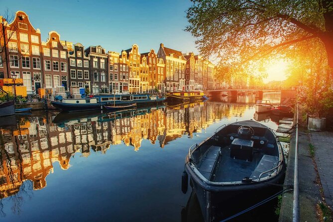 Self-Guided Canals of Amsterdam Photography Tour - Famous Canals on Herengracht and Passing Boats
