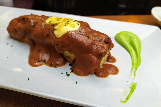 Sevilla Food Tour: Tapas, Wine, History & Traditions - Exploring Los Soportales: Classic Tapas and Cruzcampo Beer