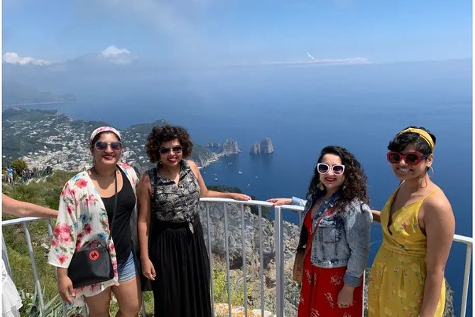 Shared CAPRI Tour - 360° experience by Bus, Boat & Guide - The Charm of Capri Village and Piazzetta