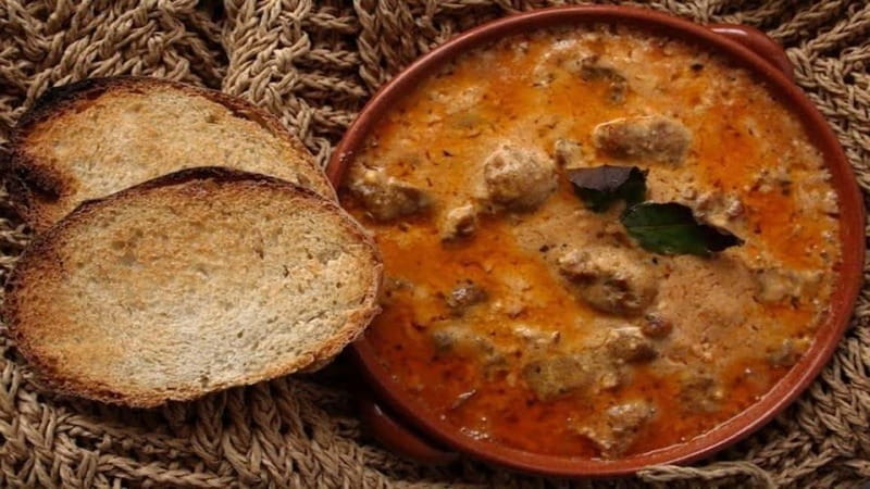 Shkodra: Walking Tour with Traditional Dinner - Experience Shkodra’s Bustling Sheshi Demokracia