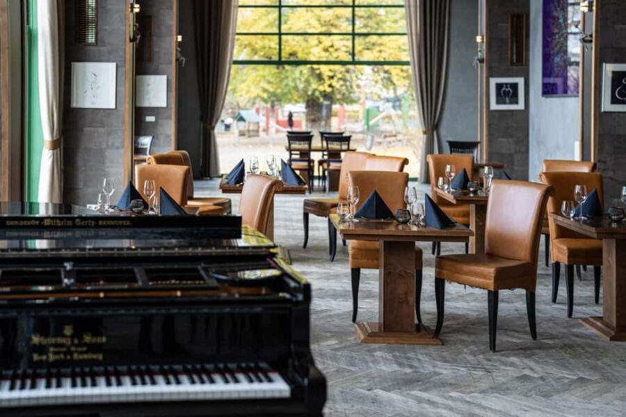 Sinatra Tribute. Concert & dinner. - The Venue: Art Restaurant Mánes and the Cultural Setting