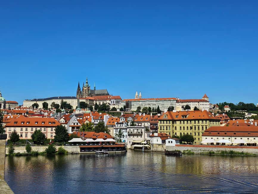 Skip-the-Line Private Tour of Prague Castle & Hidden Gems - Meeting Point and Accessibility at Lví Dvůr