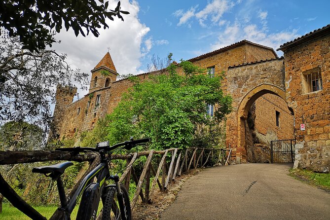 Small Group E-bike Experience from Orvieto to Civita with Lunch - Exploring Civita di Bagnoregio: The Iconic Cliff-Top Village