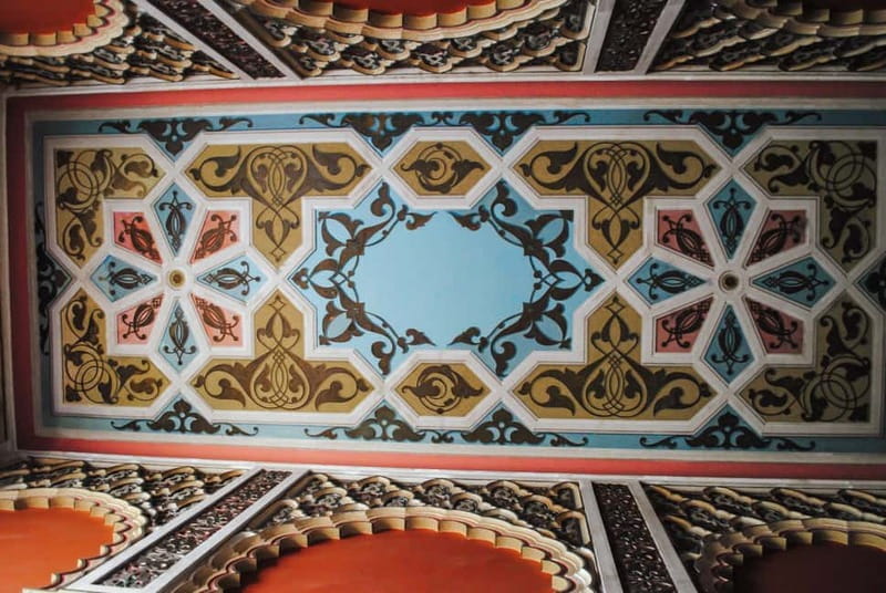 Sololaki - Urban Legends Walk of Bourgeoisie & Haunted Flats - Discover the Architectural Gems of Sololaki