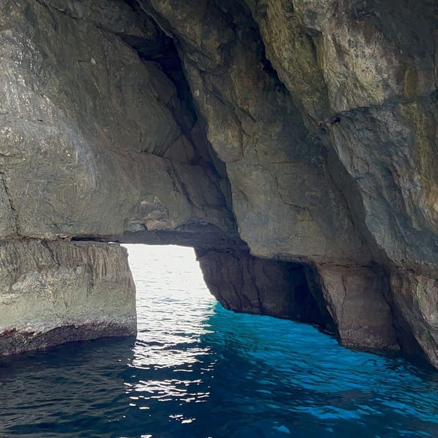 Southern Beauties: Marsaxlokk and Blue Cave TOUR IN PORTUGUESE - Exploring Marsaxlokk: The Village and Its Market