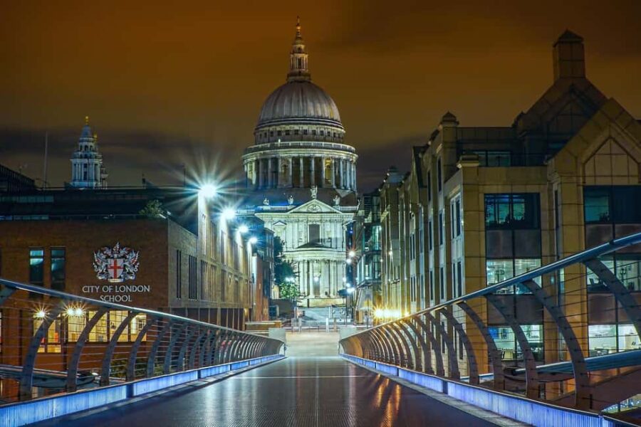 Spanish tour of the City of London and Thames cruise (optional) - Starting Point at St. Paul’s Cathedral and the Queen Anne Statue