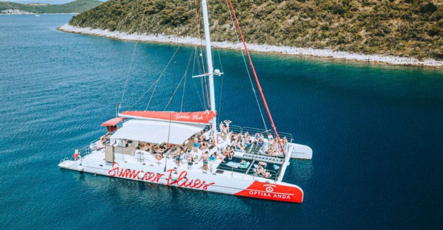 Split: Hvar, Pakleni, Bra & olta All-inclusive Tour - What Makes the Catamaran Comfortable and Social