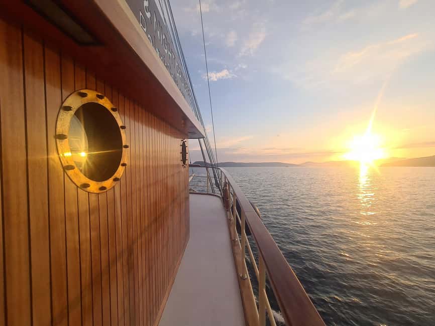 Split:Sunset Cruise with Live Music - Panoramic Views of Split’s Mountain Surroundings