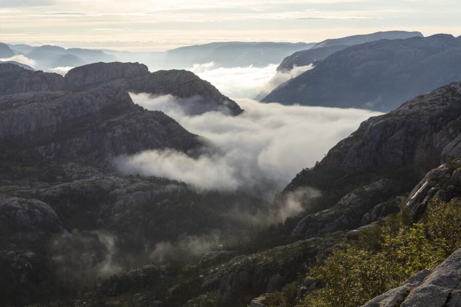 Stavanger: Preikestolen Sunrise Hike + Breakfast Buffet - Hiking in the Dark: Trails and Conditions