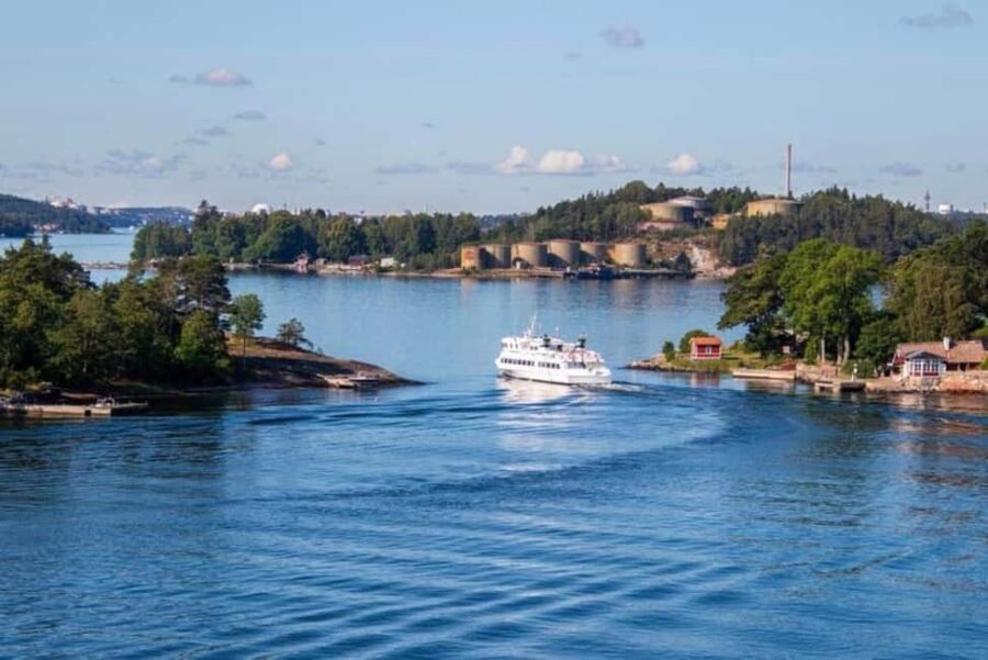 Stockholm: Guided Archipelago Boat Tour to Fjäderholmarna - Starting Point and Check-in at Skeppsbron 101