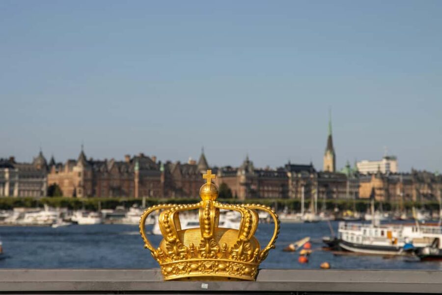 Stockholm: Seaside Stories & Fika Skeppsholmen Winter Tour - Kastellholmen and Its Historic Citadel