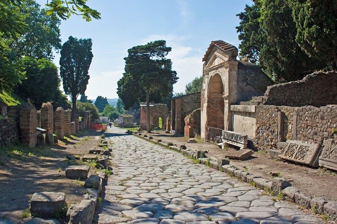 Stories of Pompeii: Small Group tour with archeology expert guide - Discovering the Most Famous Pompeii Sights