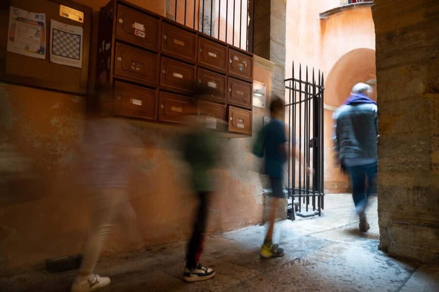 Storytelling tour of the Vieux-Lyon for children in French - Marco’s Storytelling Style: Bringing History to Life