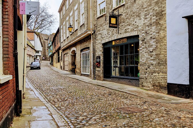 Stranger in Norwich Self-Guided Tour and Exploration Game - Exploring Norwich Castle and Its Surroundings