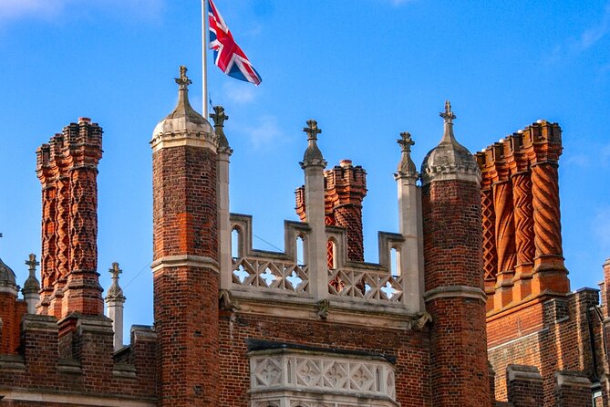 Stunning Hampton Court Palace Private Day Trip from London - The Palace’s Architectural Evolution and Royal Residences