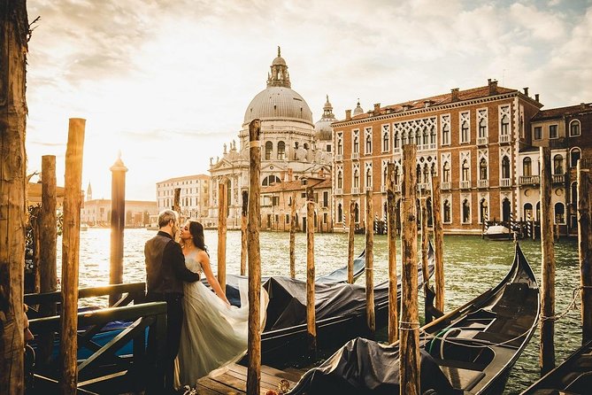 Sunrise Couple Photoshoot Tour - Exploring Little-Known Venetian Backstreets