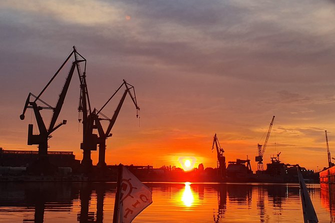 Sunset on the Shipyard and Old Town Evening Cruise - Exploring Olowianka Island and Granary Islands Maritime Heritage
