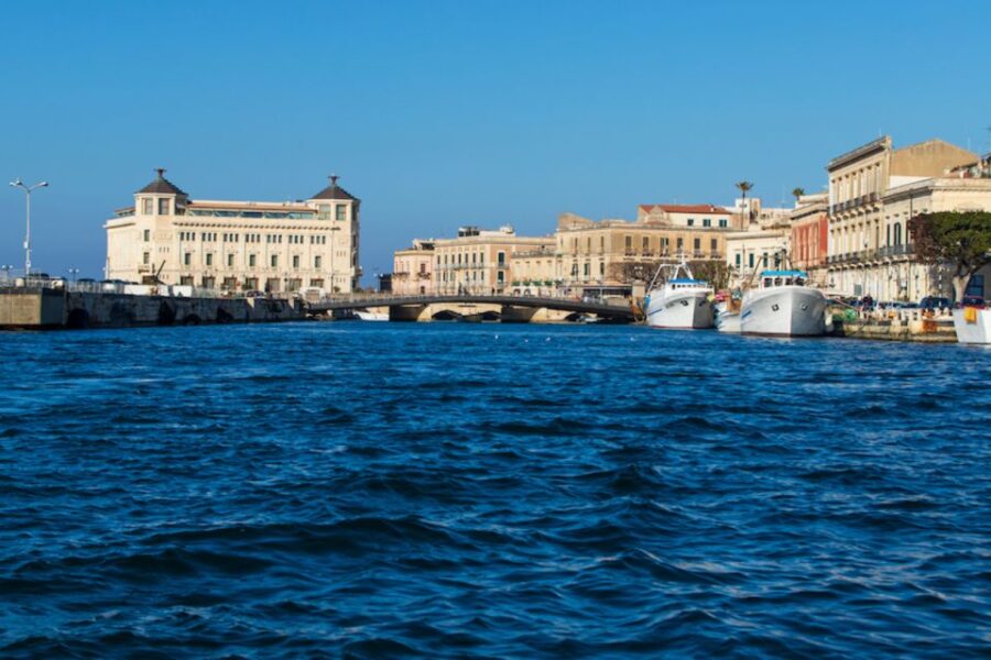 Syracuse: Ortigia Island Boat Tour with Lunch and Wine - Visiting the Coast of Ortigia and Maniace Castle Close-up