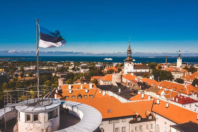 Tallinn: Express Walk with a Local in 60 minutes - Exploring the House of the Blackheads and Medieval Old Town