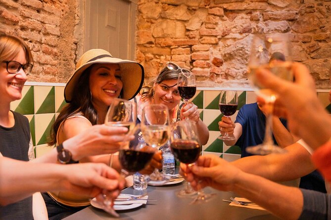 Tapas, Wine, and Culture: A Bike Ride Through Barcelonas Heart - Exploring the Gothic Quarter’s Historic Charm