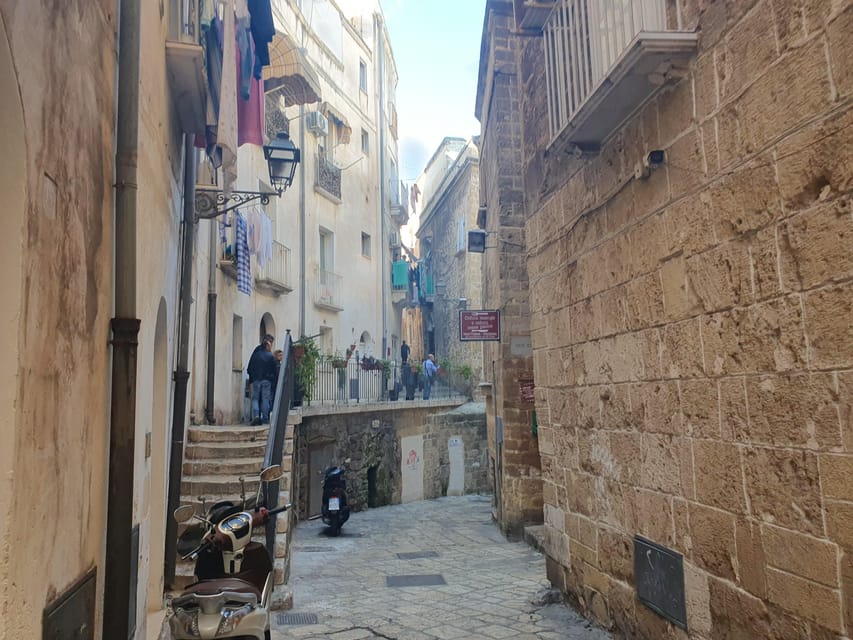 TARANTO PUGLIA WALKING TOUR UP AND DOWN - Starting Point Outside the Mercantile Port