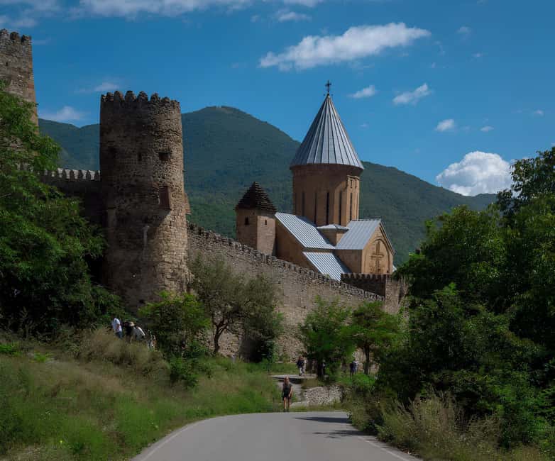 Tbilisi: All-Inclusive Kazbegi Trip & Khinkali Masterclass - Discovering Dariali Gorge and Mountain Legends