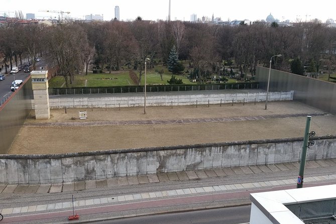 The Berlin Wall / Cold War Berlin (Private 3 Hours Walking Tour) - Starting at the Brandenburg Gate: A Symbol of Berlin’s Past and Present