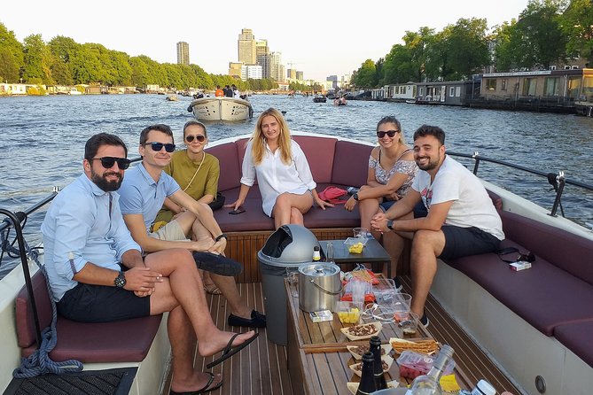 The Cozy and Fun Canal Tour - The Role of the Guides and Skippers