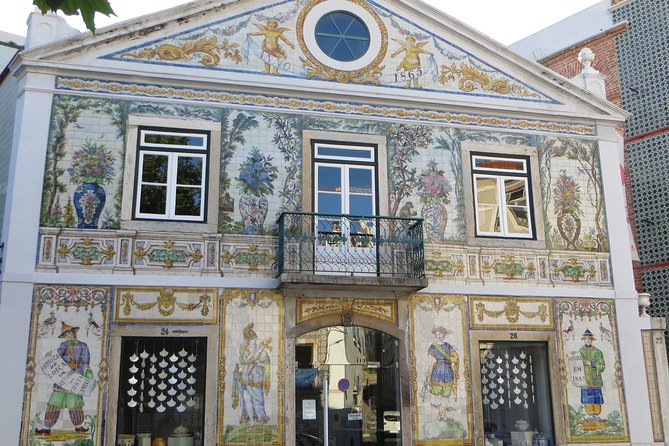The Portuguese Tiles - Ascending Santana Hill via Elevador Da Gloria