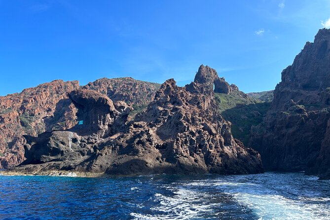 The unmissable Scandola departure from Île-Rousse - Respectful and Comfortable Boat Design