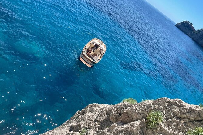 Three Hour Private Guided Tour of Capri with a luxury Gozzo cabin cruiser - The Luxurious Gozzo Cabin Cruiser: Comfort and Style