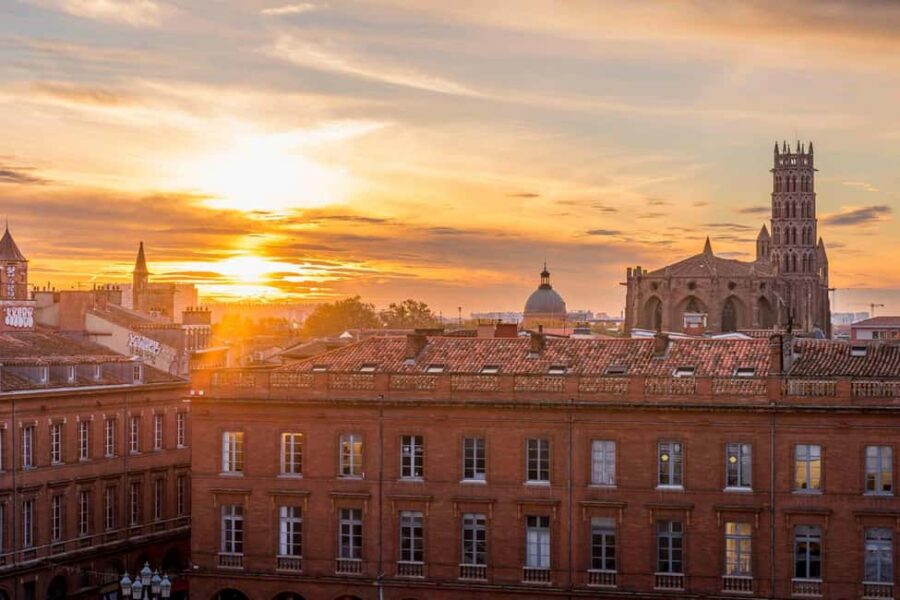 Toulouse and its monuments - guided walking tour in Spanish - Starting Point at the Tourist Office and the Significance of the Location