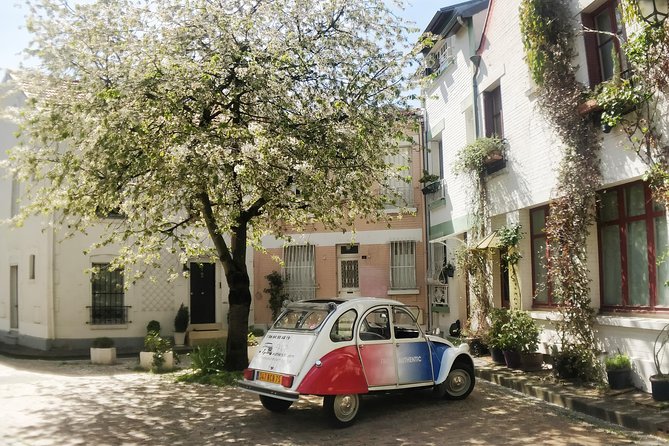 Tour in a vintage car with a Parisian - Starting in the Heart of Paris in a 2CV Tricolor