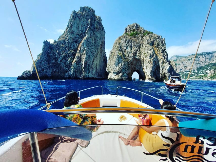 Tour in barca privato Isola di Capri - Itinerary Highlights: From the Coast to Capri’s Famous Caves