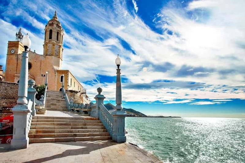 Tour in Sitges ( Bcn): Cultural diversity, tapas and beach - Discover the Iconic Church of Saint Bartholomew and the Paseo Marítimo