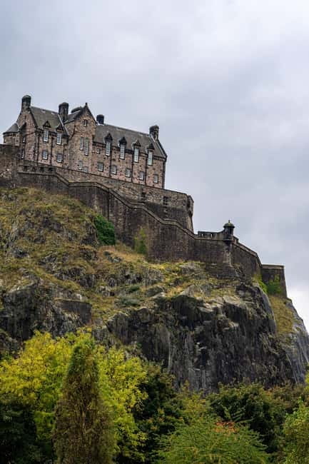 Tour of Edinburgh's Royal Mile - Walking the Royal Mile: From Holyrood to the Castle District
