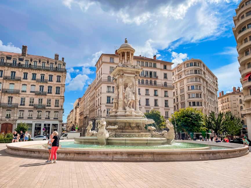 Tour of Old Lyon in Bellecour with a guide - The Guide’s Expertise and Storytelling Style