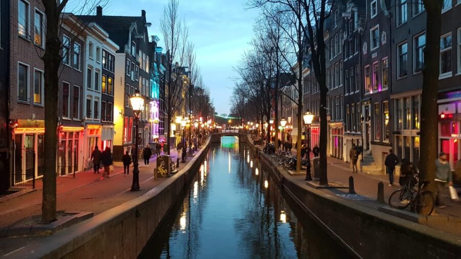 Tour of the Red Quarter Amsterdam - Starting Point at Amsterdam Central Station