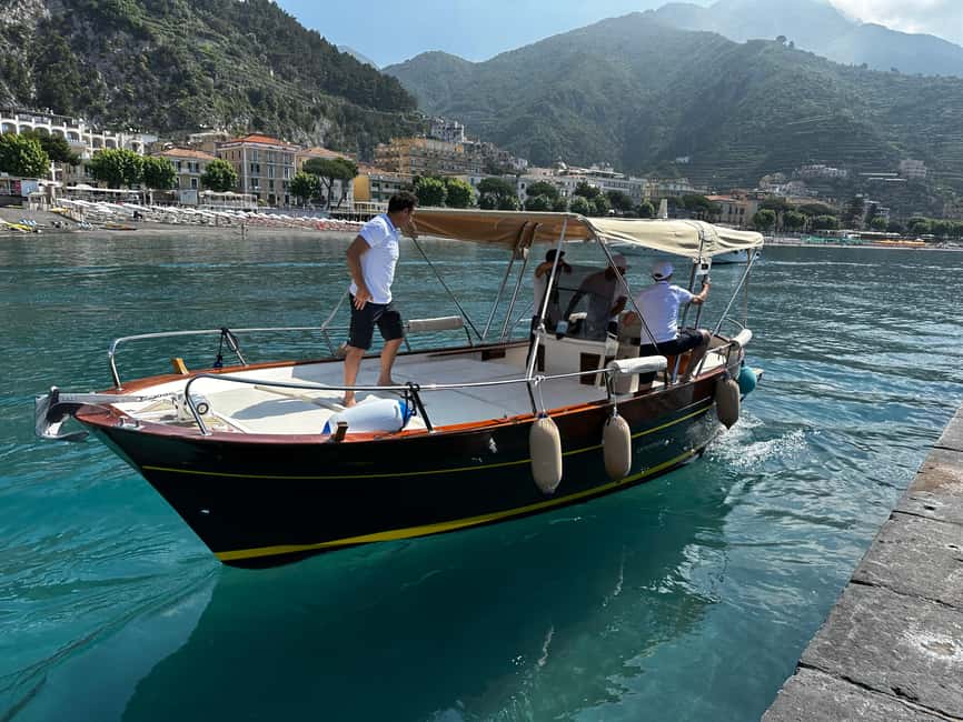 Tour privato in barca da Positano della costiera Amalfitana - The Boat: Classic Sorrento Gozzo for Up to 8 Guests