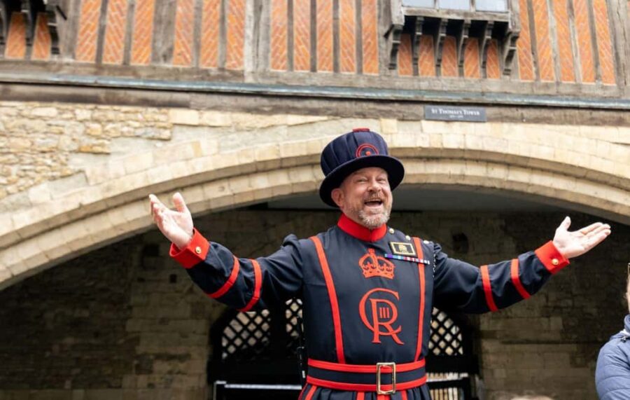 Tower of London Early Access & Beefeater Opening Ceremony - Early Access to the Crown Jewels at Jewel House