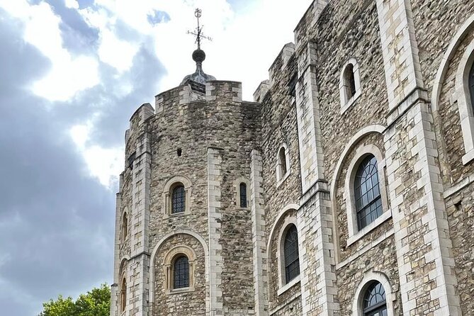 Tower of London Private Tour for Families and Friends - Ravens and Legends: Meeting the Famous Residents