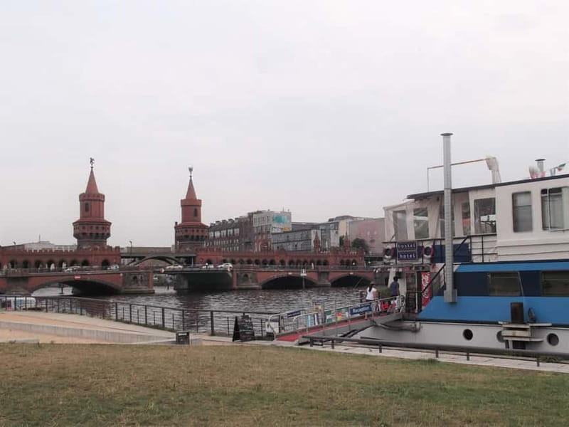 Tranfer with small or Bigger introduction Tour Berlin - Exploring Berlin’s Main Attractions and Hidden Corners