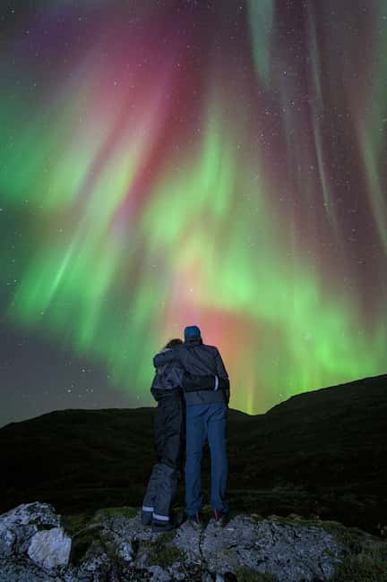 Tromsø: Northern Lights Hunt with a Professional Photographer in Spanish - Practical Details: Meeting Point and Equipment