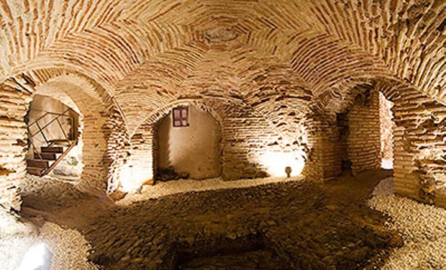 Underground Toledo Tour in English: Discover Hidden History - Starting Point in the Heart of Toledo