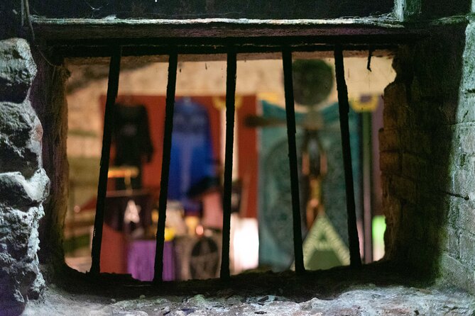 Underground Vaults Walking Tour in Edinburgh Old Town - The Guides: Engaging Storytellers