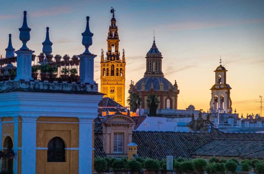 Unforgettable Seville: Tour of Seville and the Jewish Quarter + Flamenco Show - Inside Seville Cathedral and the Significance of the Giralda