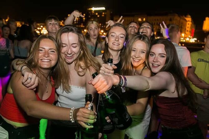 UNLIMITED DRINKS- Budapest Bar Pub Crawl - FREE SHOTS - VIP Entry - Exploring the City’s Largest Party Venue: Fuge Udvar & Play