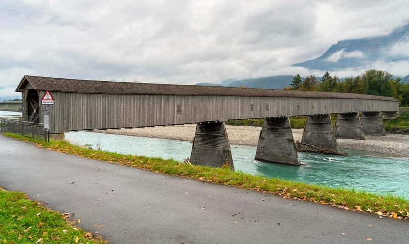 Vaduz: Insta-Perfect Walk with a Local - Starting Point: Meeting in Front of the Cathedral Statues