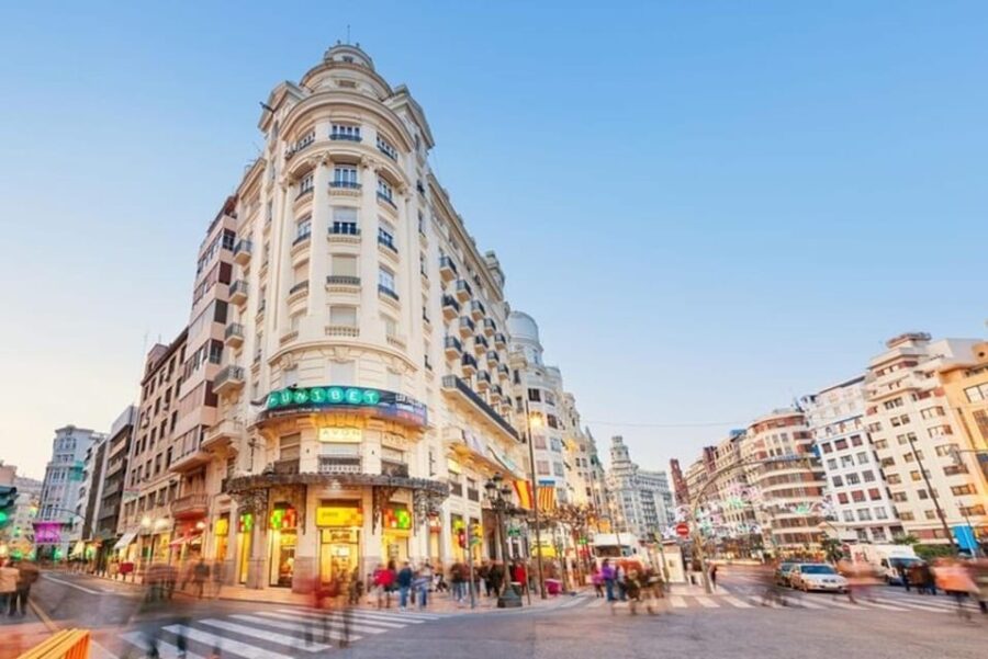 Valencia: Must-See Attractions Walking Tour - Visiting Valencia’s Government and Religious Landmarks