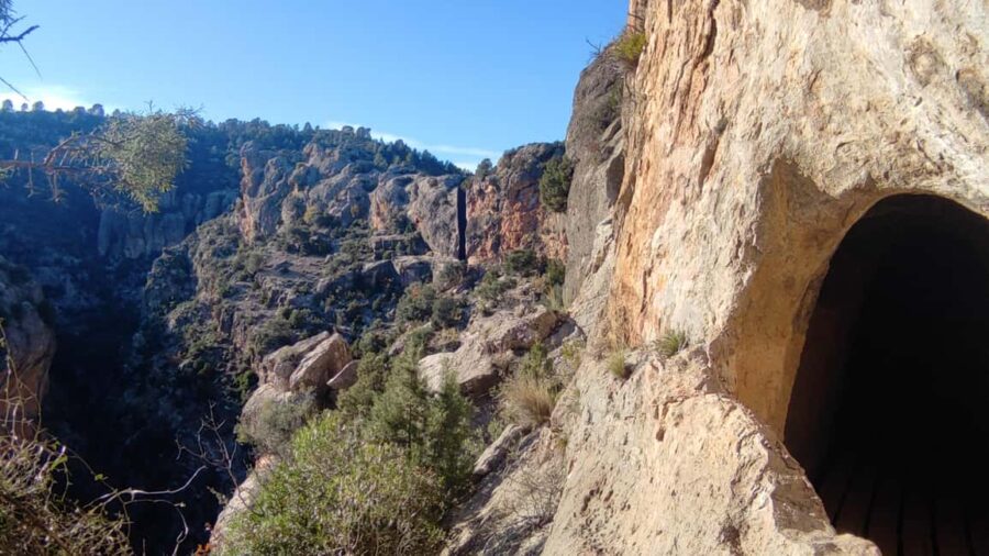 Valencia: Peña Cortada Aqueduct Guided History Hike - The Scenic Hike through Rambla de Alcotas